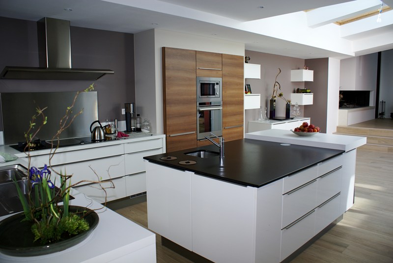 Cuisine ouverte de style contemporain blanc et bois à Nantes | Raison Home - 5