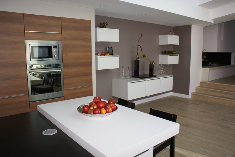 Cuisine ouverte de style contemporain blanc et bois à Nantes 6