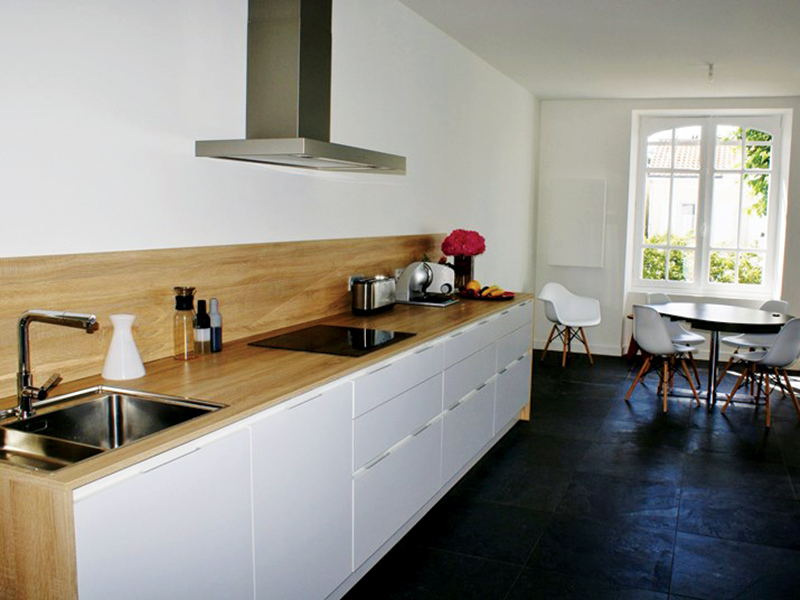 Cuisine ouverte de style contemporain blanc à Nantes | Raison Home - 1