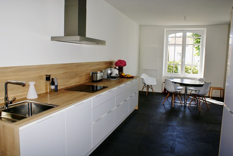 Cuisine ouverte de style contemporain blanc à Nantes | Raison Home - 2