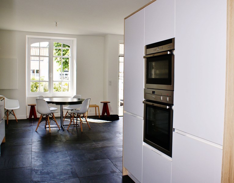 Cuisine ouverte de style contemporain blanc à Nantes 4