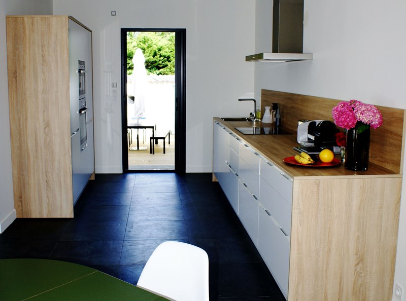 Cuisine ouverte de style contemporain blanc à Nantes | Raison Home - 5