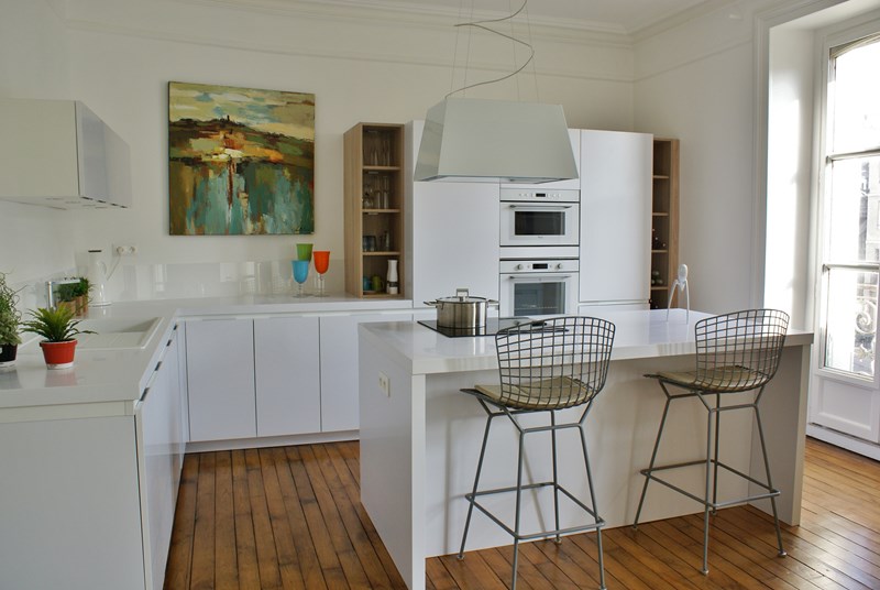 Cuisine ouverte de style moderne blanc à La Chapelle-sur-Erdre | Raison Home - 3