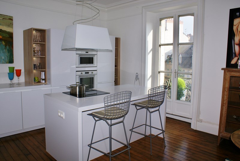 Cuisine ouverte de style moderne blanc à La Chapelle-sur-Erdre | Raison Home - 4