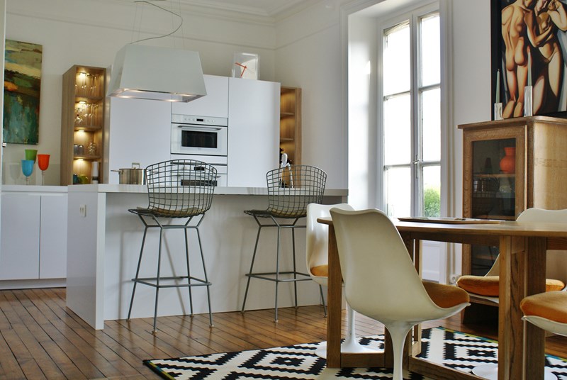 Cuisine ouverte de style moderne blanc à La Chapelle-sur-Erdre | Raison Home - 5