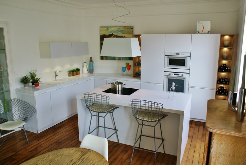 Cuisine ouverte de style moderne blanc à La Chapelle-sur-Erdre | Raison Home - 6