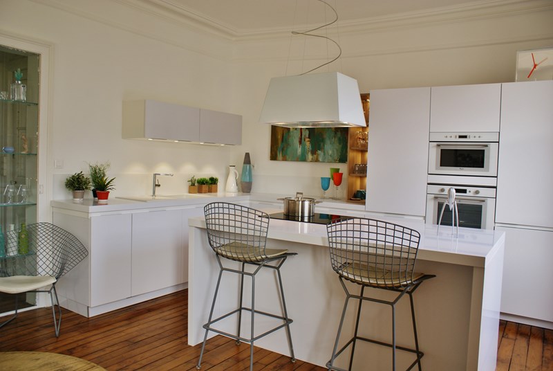 Cuisine ouverte de style moderne blanc à La Chapelle-sur-Erdre | Raison Home - 7