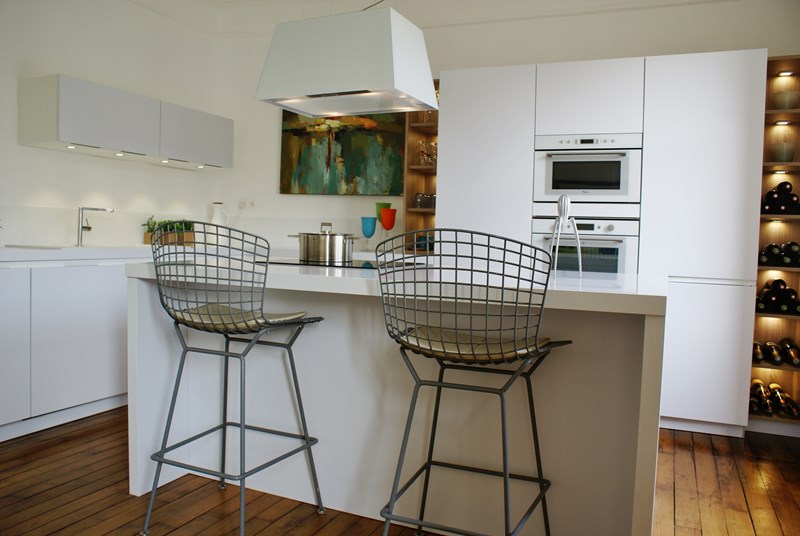 Cuisine ouverte de style moderne blanc à La Chapelle-sur-Erdre | Raison Home - 8