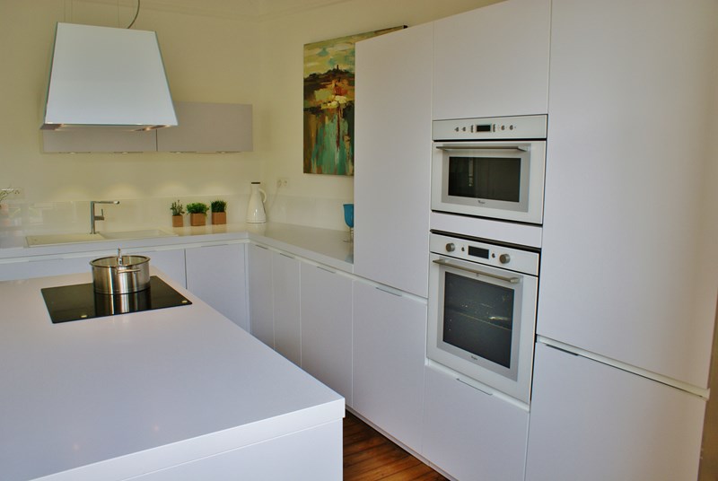 Cuisine ouverte de style moderne blanc à La Chapelle-sur-Erdre | Raison Home - 10