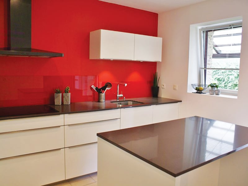 Cuisine fermée de style contemporain blanc à La Chapelle-sur-Erdre | Raison Home - 1