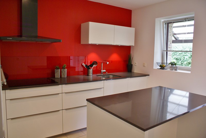 Cuisine fermée de style contemporain blanc à La Chapelle-sur-Erdre | Raison Home - 2