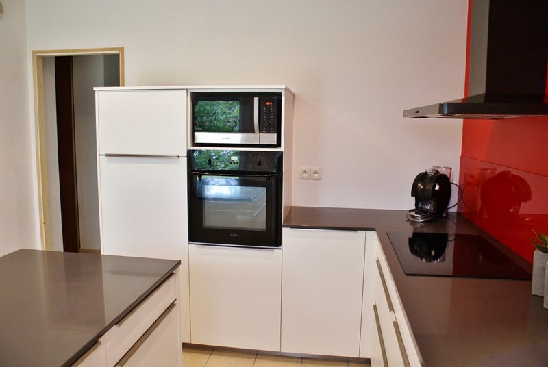 Cuisine fermée de style contemporain blanc à La Chapelle-sur-Erdre | Raison Home - 5