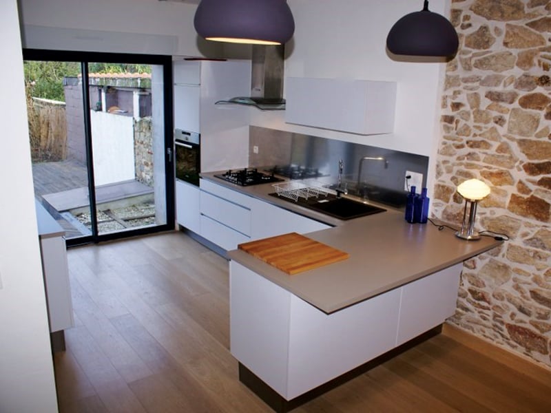 Cuisine ouverte de style moderne blanc à Nantes | Raison Home - 1