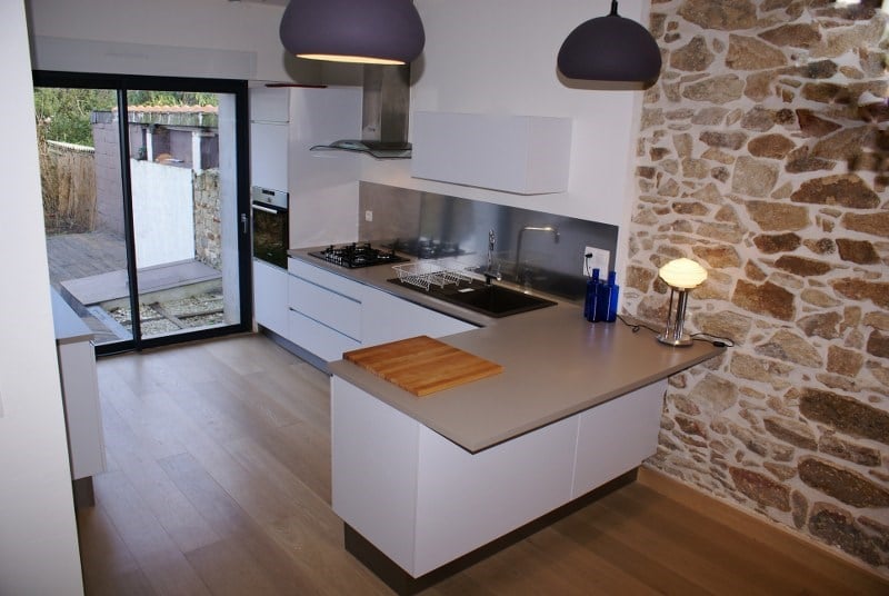 Cuisine ouverte de style moderne blanc à Nantes | Raison Home - 3