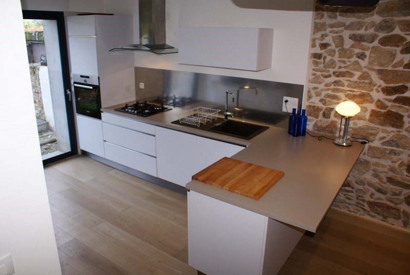 Cuisine ouverte de style moderne blanc à Nantes | Raison Home - 4