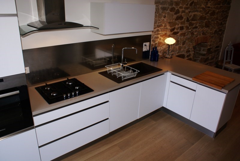 Cuisine ouverte de style moderne blanc à Nantes | Raison Home - 7