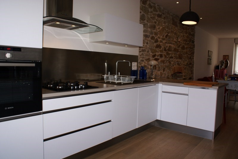 Cuisine ouverte de style moderne blanc à Nantes | Raison Home - 8