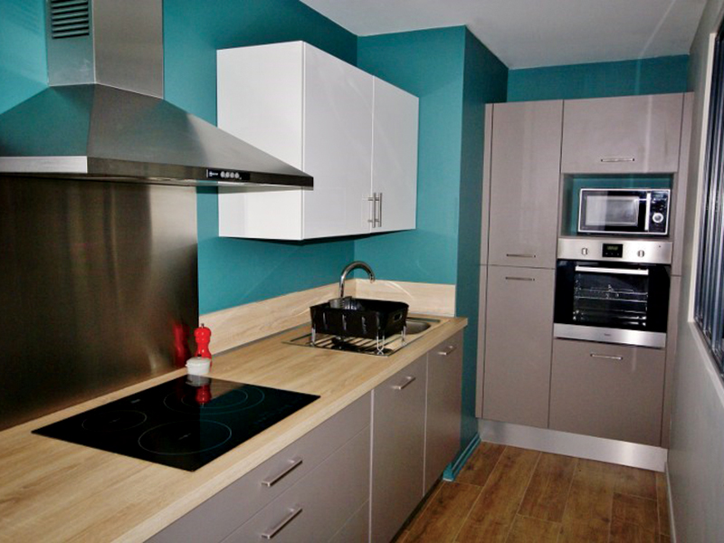 Cuisine fermée de style contemporain gris à Nantes 1