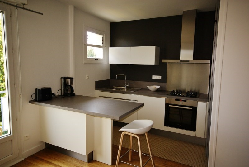 Cuisine ouverte de style contemporain blanc à Rennes | Raison Home - 5