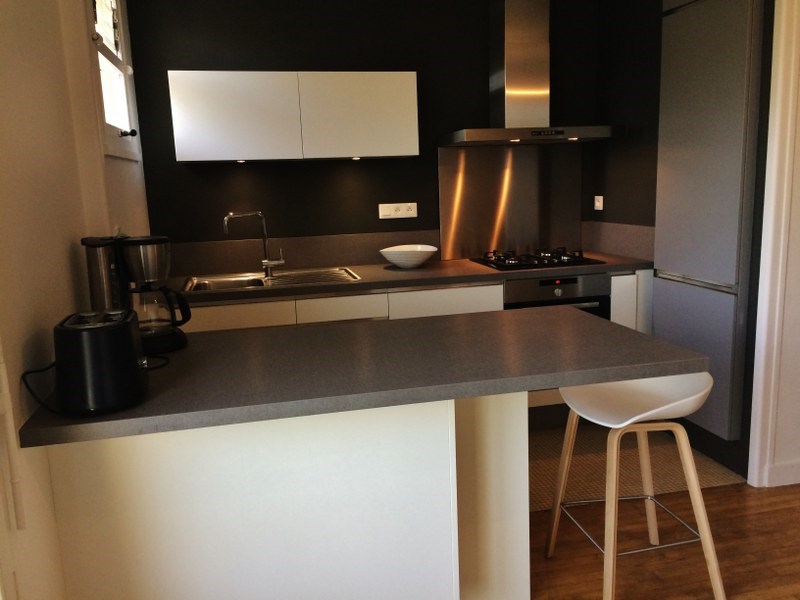 Cuisine ouverte de style contemporain blanc à Rennes | Raison Home - 6