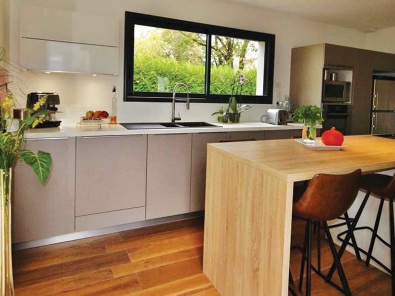 Cuisine fermée de style contemporain blanc et beige à Sautron 1