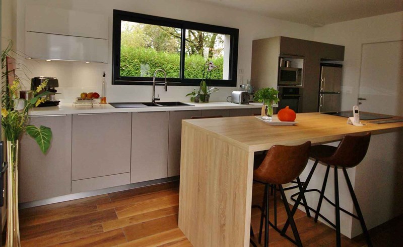 Cuisine fermée de style contemporain blanc et beige à Sautron 4