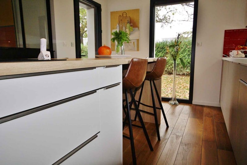 Cuisine fermée de style contemporain blanc et beige à Sautron 9