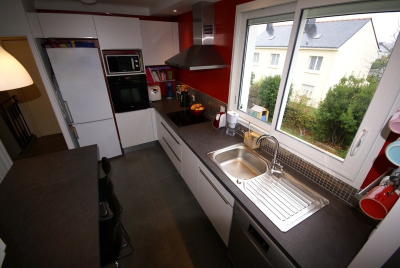 Cuisine ouverte de style contemporain blanc à La Chapelle-sur-Erdre | Raison Home - 6