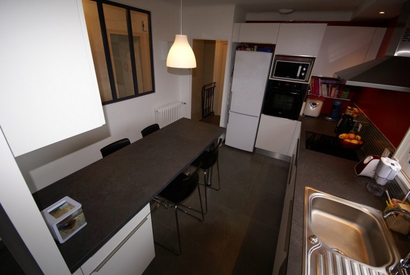 Cuisine ouverte de style contemporain blanc à La Chapelle-sur-Erdre | Raison Home - 7