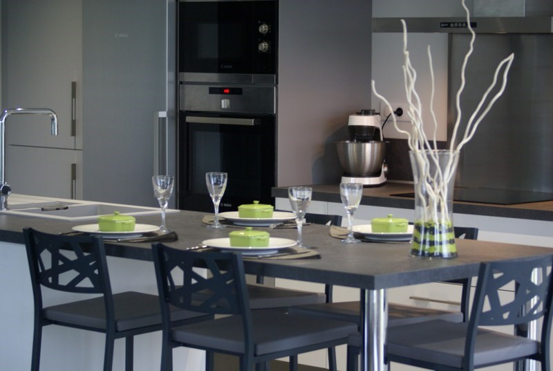 Cuisine ouverte de style contemporain blanc à Saint-Géréon | Raison Home - 7