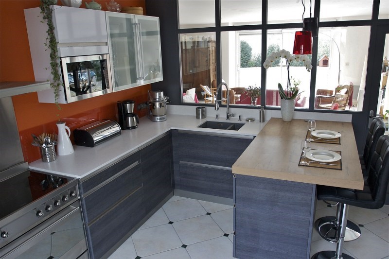 Cuisine fermée de style contemporain gris à Prefailles | Raison Home - 3