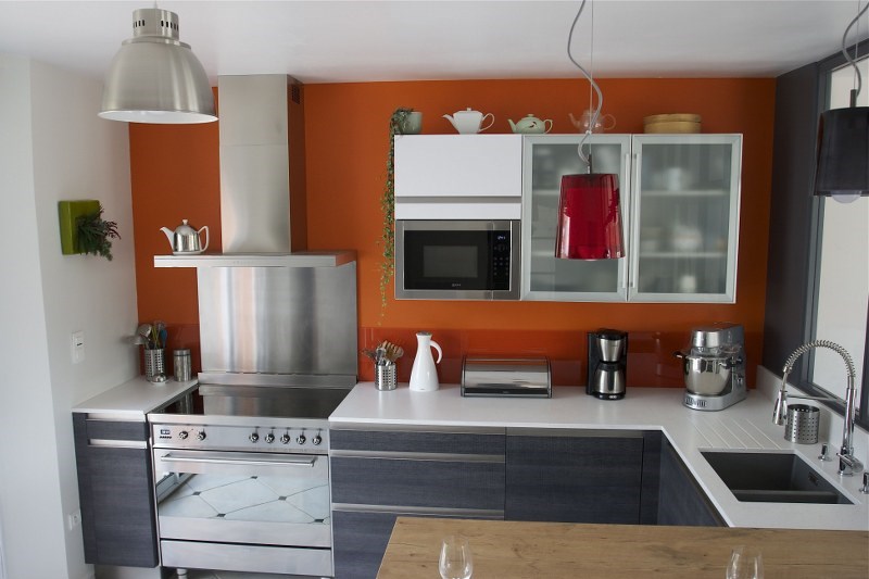 Cuisine fermée de style contemporain gris à Prefailles | Raison Home - 5