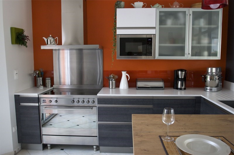 Cuisine fermée de style contemporain gris à Prefailles | Raison Home - 6