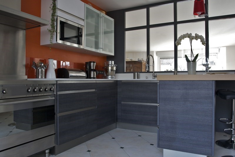 Cuisine fermée de style contemporain gris à Prefailles 8