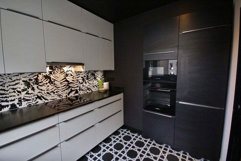 Cuisine fermée de style contemporain blanc et gris à Nantes | Raison Home - 7