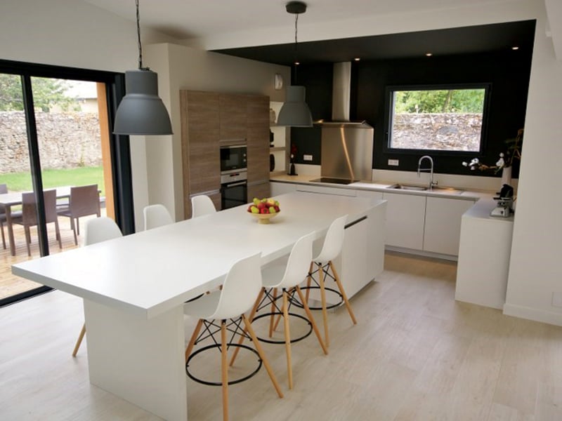 Cuisine ouverte de style moderne blanc à Nantes | Raison Home - 1