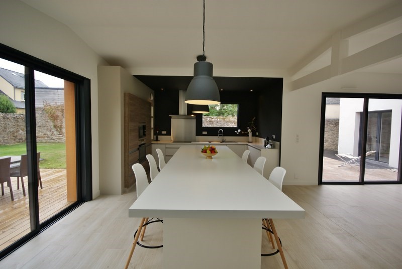 Cuisine ouverte de style moderne blanc à Nantes | Raison Home - 3