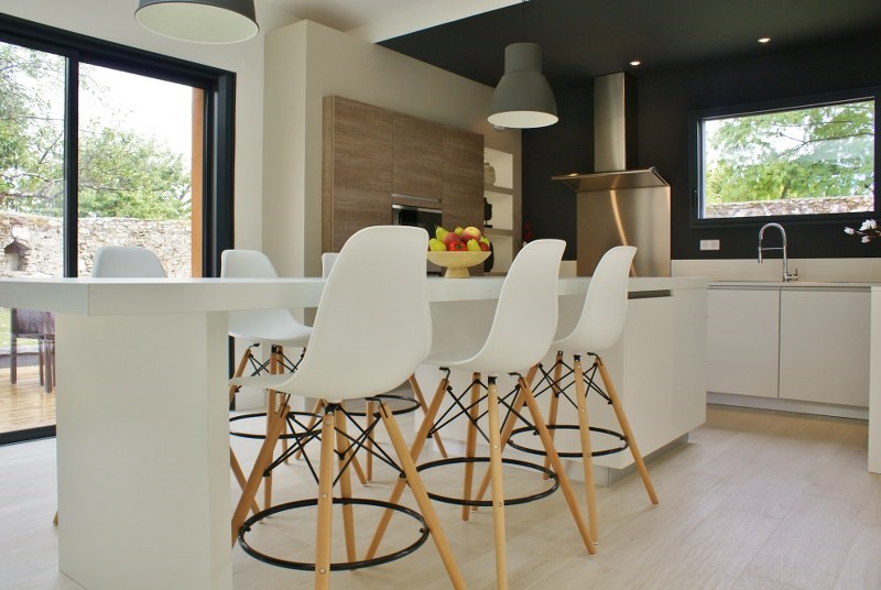 Cuisine ouverte de style moderne blanc à Nantes | Raison Home - 4