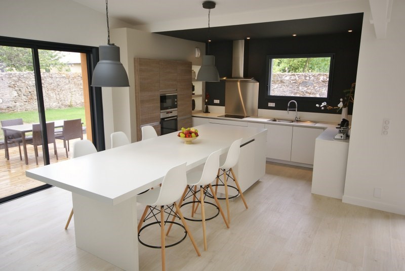 Cuisine ouverte de style moderne blanc à Nantes | Raison Home - 5