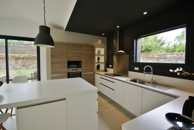 Cuisine ouverte de style moderne blanc à Nantes | Raison Home - 7