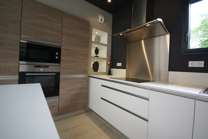 Cuisine ouverte de style moderne blanc à Nantes | Raison Home - 8