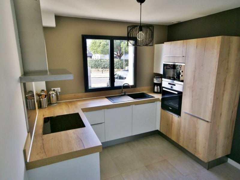 Cuisine fermée de style contemporain blanc et bois à Piriac-sur-Mer | Raison Home - 1