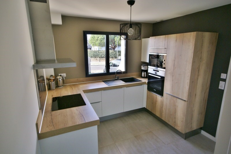 Cuisine fermée de style contemporain blanc et bois à Piriac-sur-Mer | Raison Home - 2