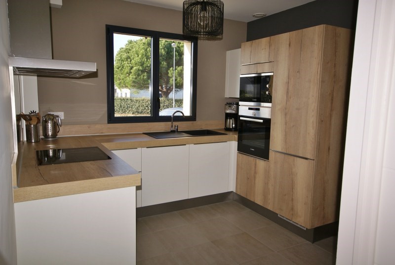 Cuisine fermée de style contemporain blanc et bois à Piriac-sur-Mer | Raison Home - 3