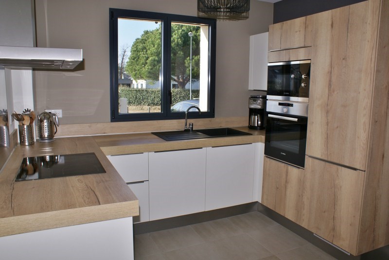 Cuisine fermée de style contemporain blanc et bois à Piriac-sur-Mer | Raison Home - 4