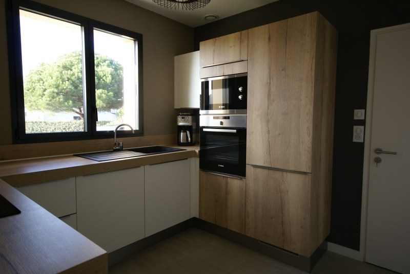 Cuisine fermée de style contemporain blanc et bois à Piriac-sur-Mer | Raison Home - 5