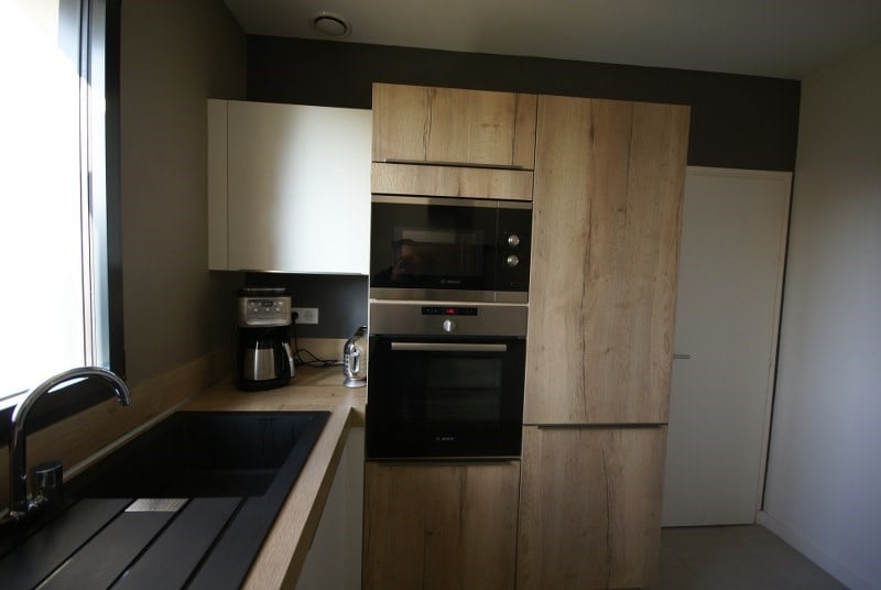 Cuisine fermée de style contemporain blanc et bois à Piriac-sur-Mer | Raison Home - 6