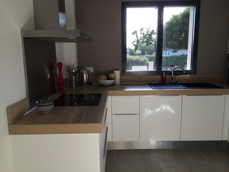 Cuisine fermée de style contemporain blanc et bois à Piriac-sur-Mer | Raison Home - 9