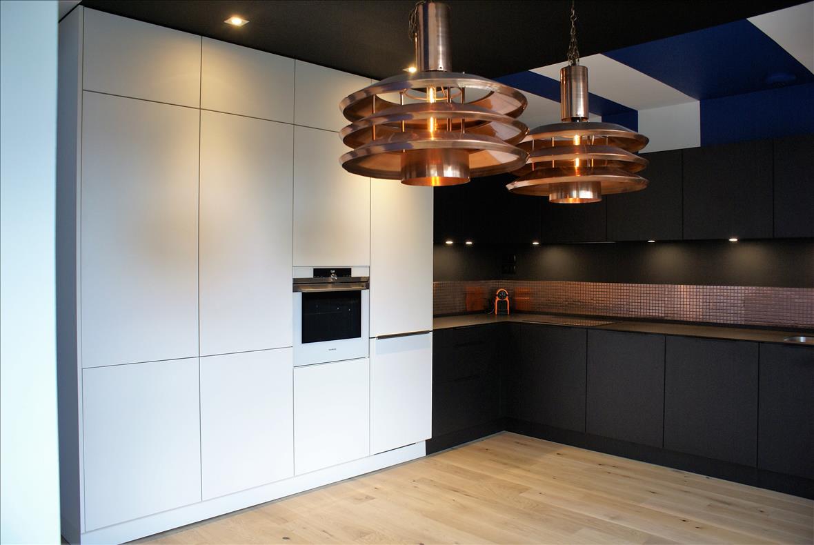 Cuisine ouverte de style moderne noir à Nantes | Raison Home - 1