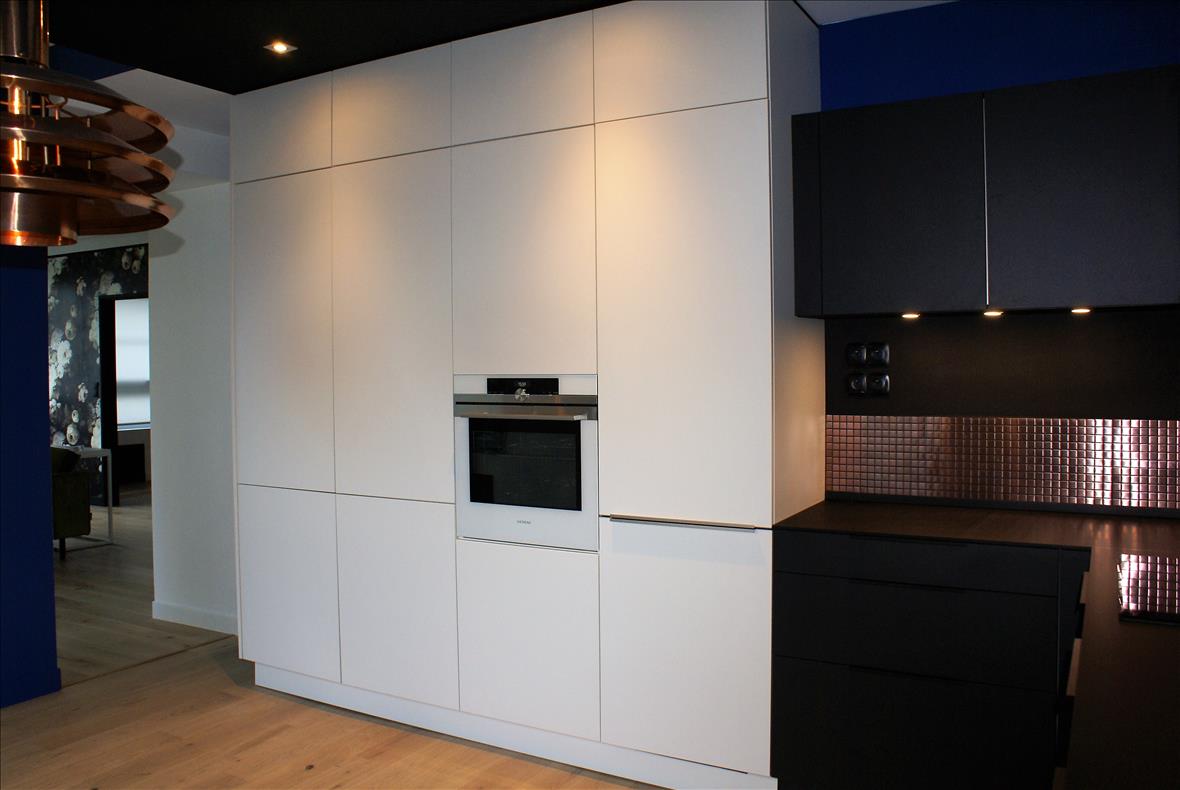 Cuisine ouverte de style moderne noir à Nantes | Raison Home - 4